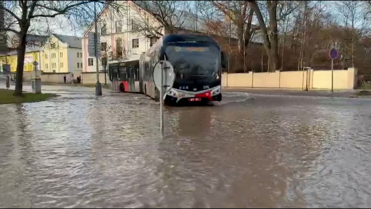 Voda z potrubí zaplavila vytíženou silnici v Praze